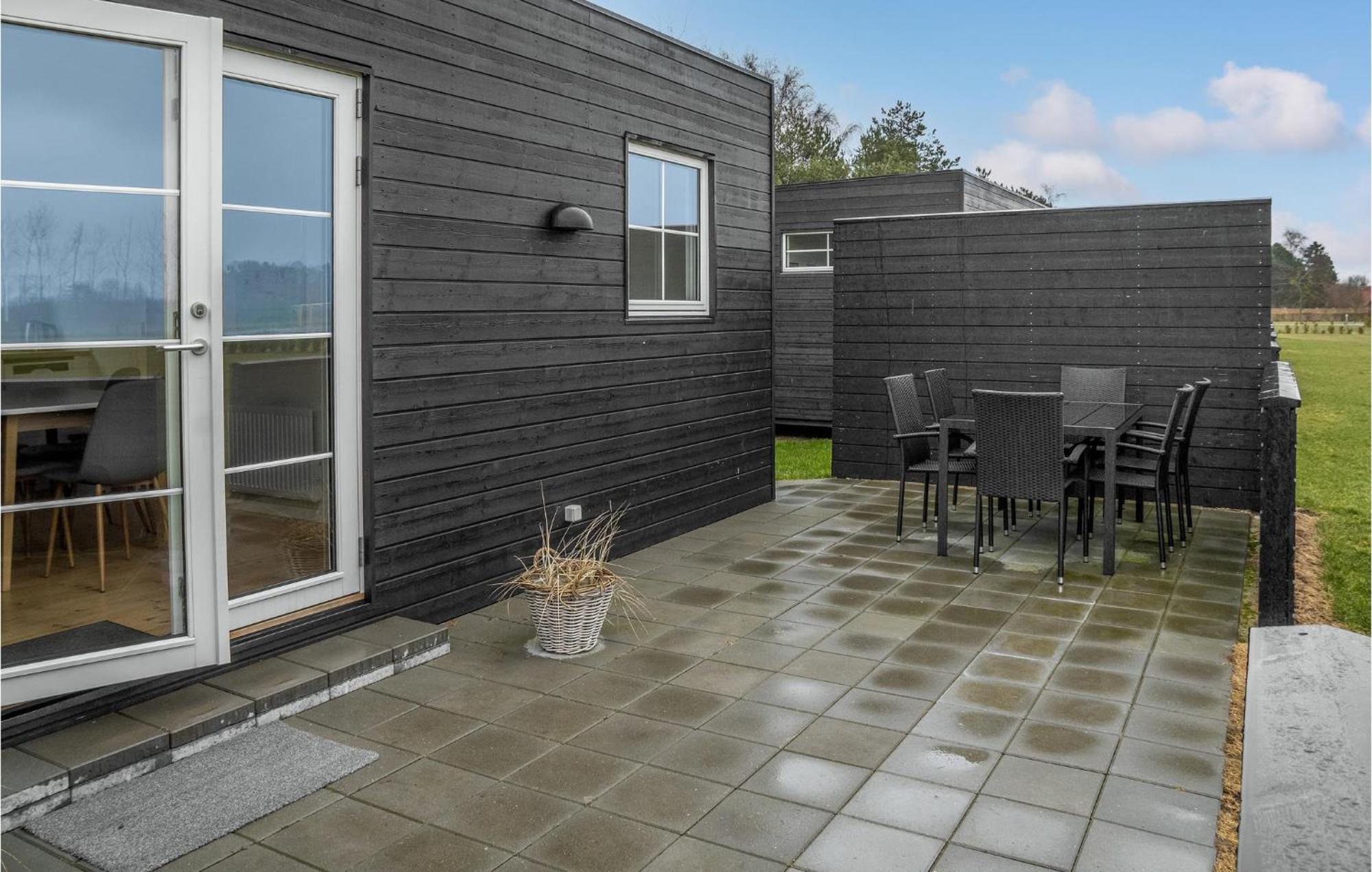 2 Bedroom Gorgeous Apartment In Vaeggerlose Bøtø By Exterior foto